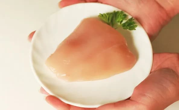 Ile kalorii ma 100 gram kurczaka? Zaskakujące różnice w kaloriach Ile kalorii ma 100 gram kurczaka? Zaskakujące różnice w kaloriach